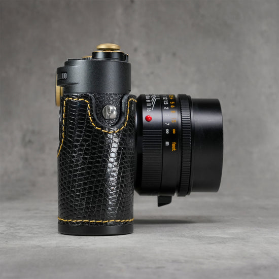 Side view of the black gloss lizard FlexCase on a Leica M11, strap lug and case profile