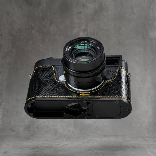 Leica M11 in a black gloss lizard FlexCase seen from below, Black Chrome base plate showing