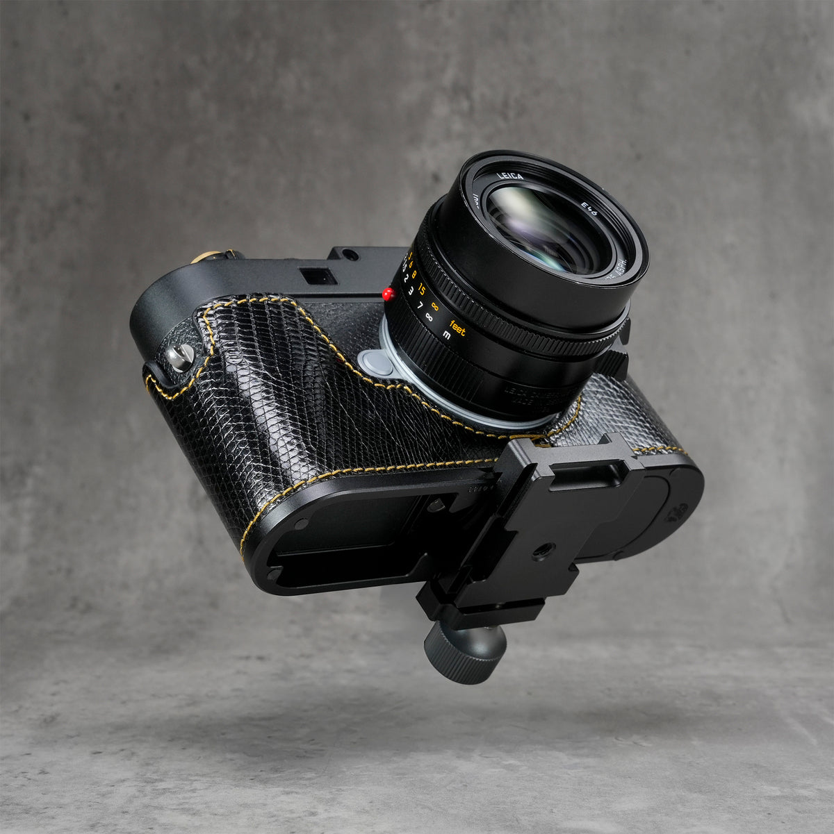 Arca clamp mounted to the concealed profile in the Black Chrome base plate of the black gloss lizard FlexCase