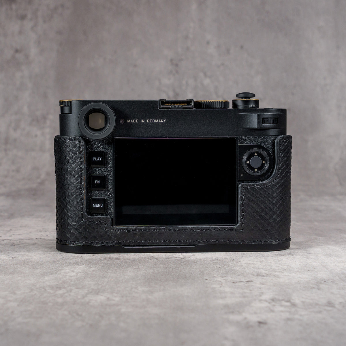 Camera in a black python FlexCase seen from the back, straight on
