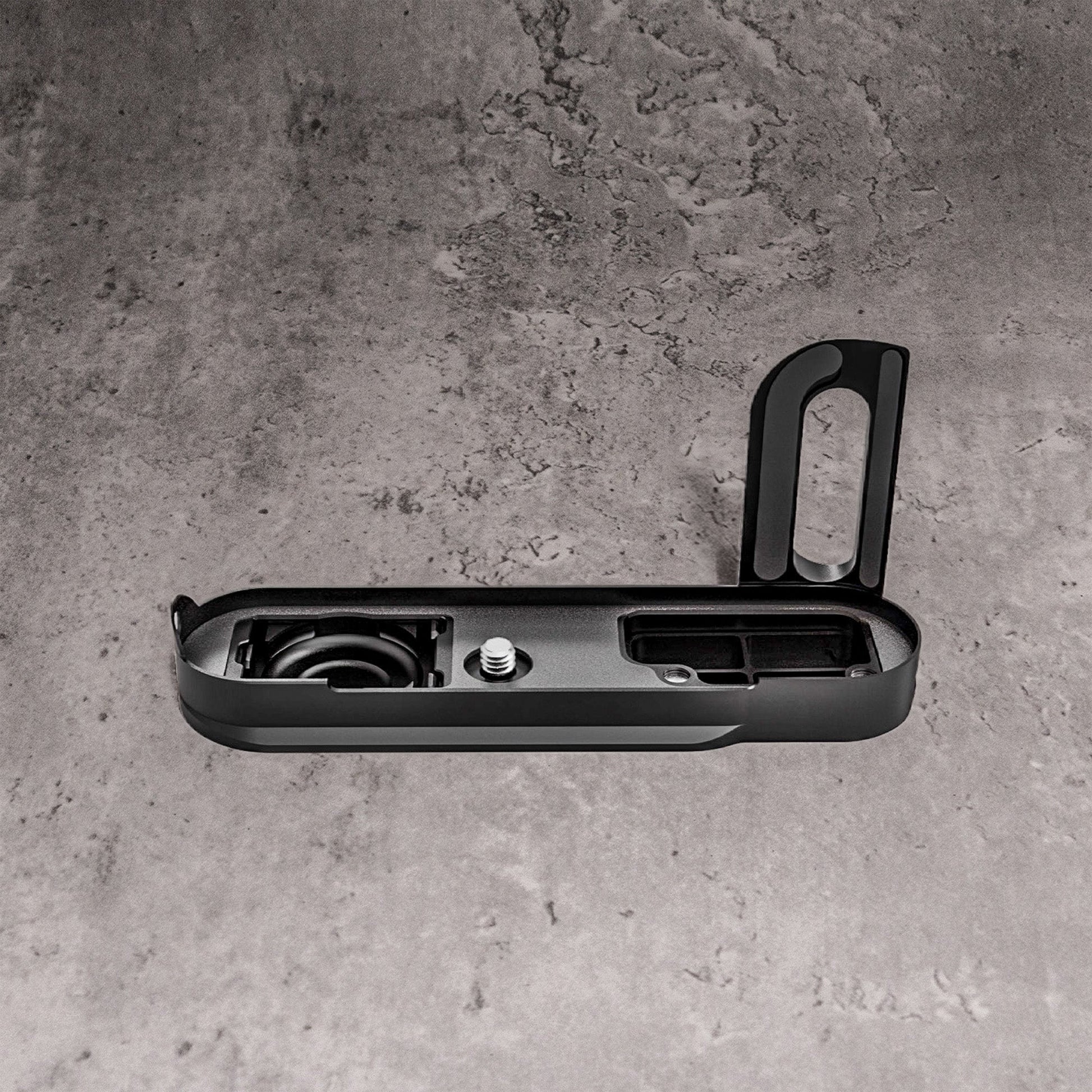The FlexGrip for the Leica M10 seen from behind, showing the grip and the plate