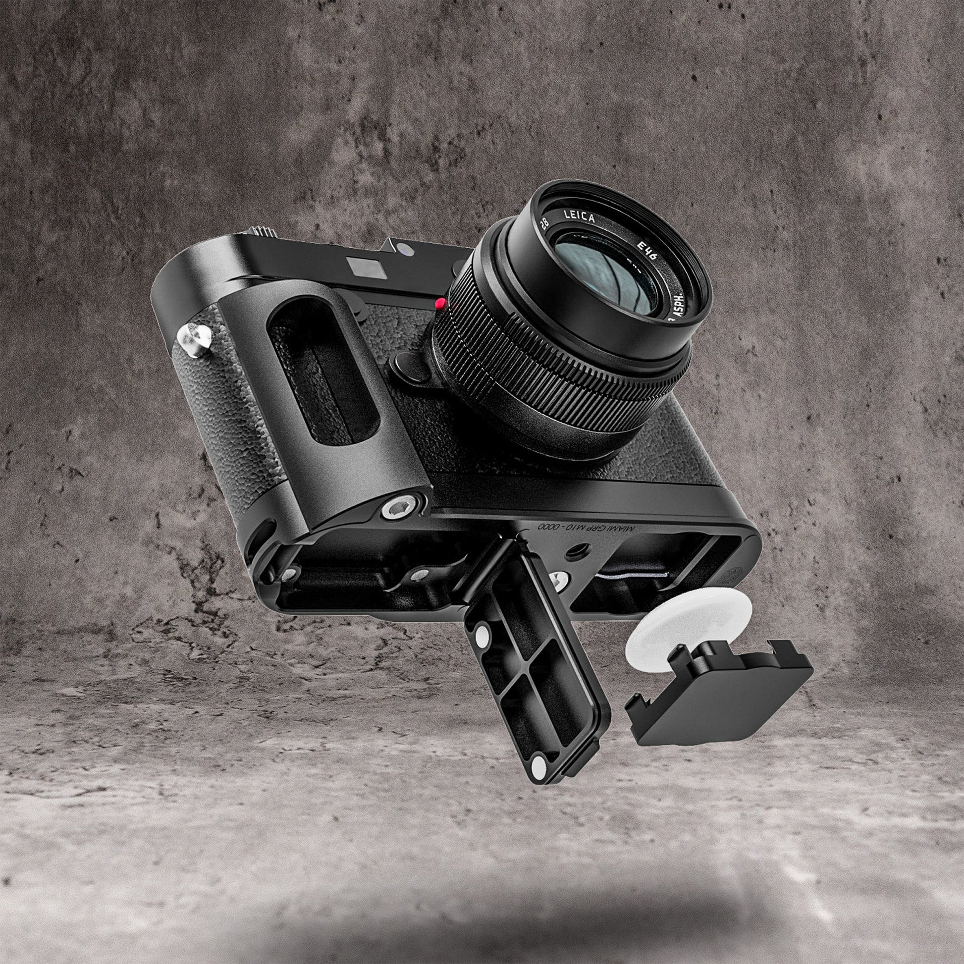 The FlexGrip shown apart from the Leica M10 with its separate components