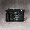 A Leica M10 with the FlexGrip fitted, photographed from the front