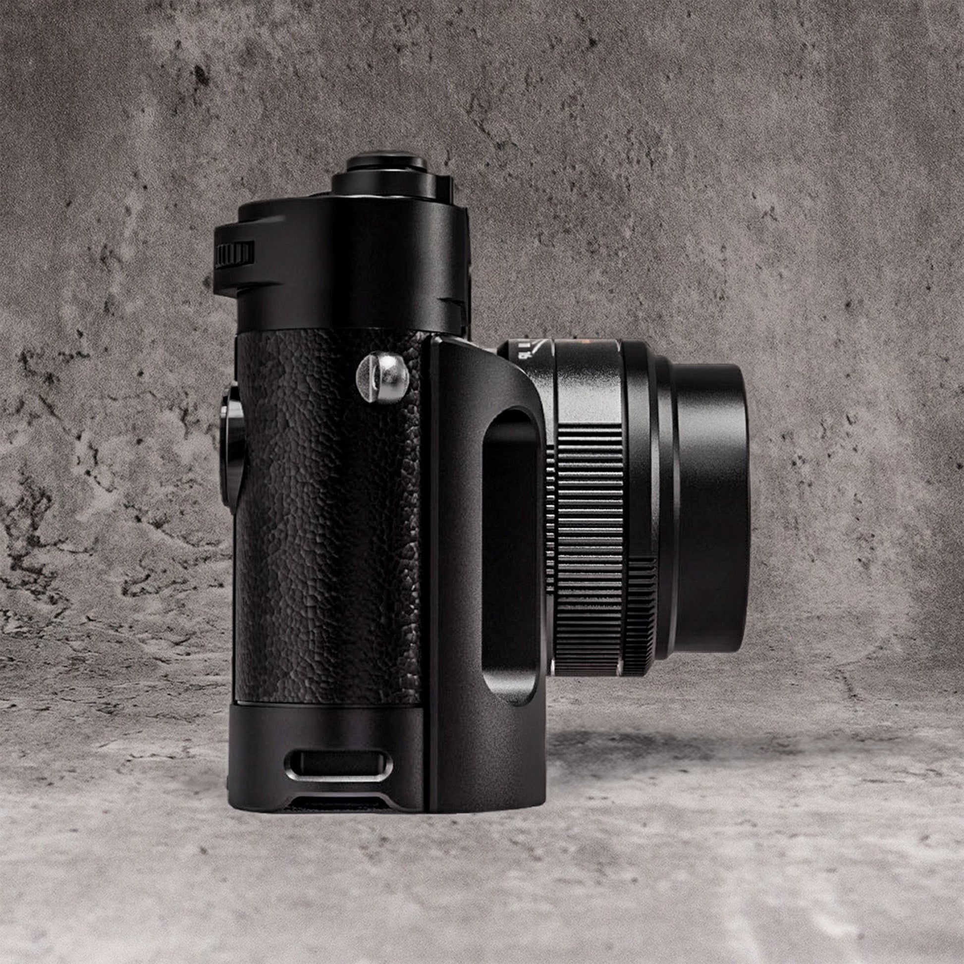 A Leica M10 with the FlexGrip fitted, side profile