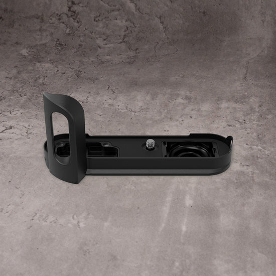 The interior of the Black Chrome FlexGrip for the Leica M10 with the captive retaining screw