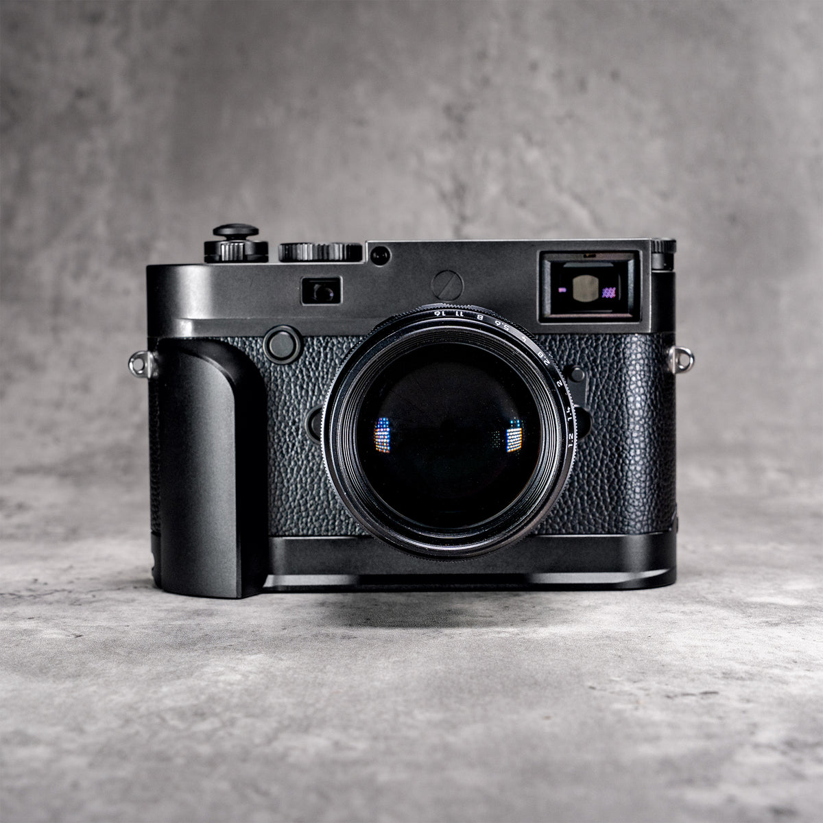 Black Chrome FlexGrip on a Leica M10, seen from the front