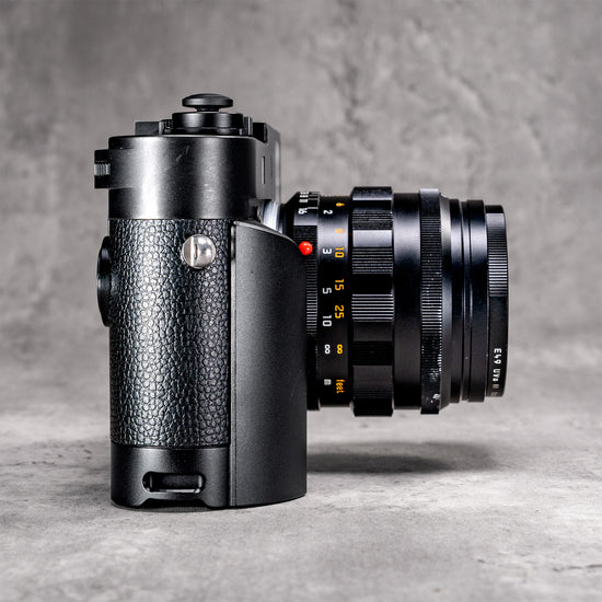 Black Chrome FlexGrip on a Leica M10, seen from the grip side