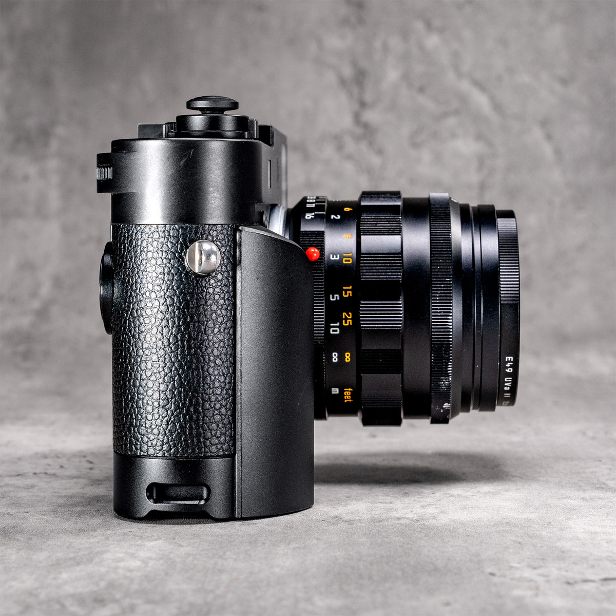 Black Chrome FlexGrip on a Leica M10, seen from the grip side