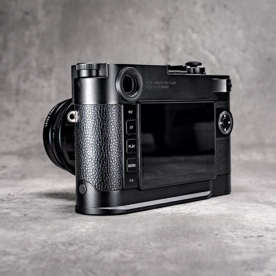 Black Chrome FlexGrip on a Leica M10, side profile from the back