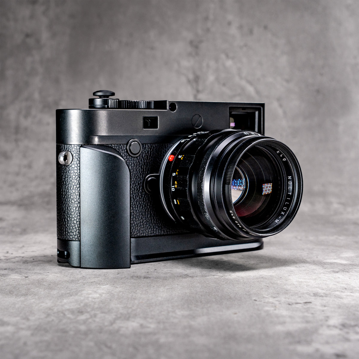 Black Chrome FlexGrip fitted to a Leica M10, front three quarter view