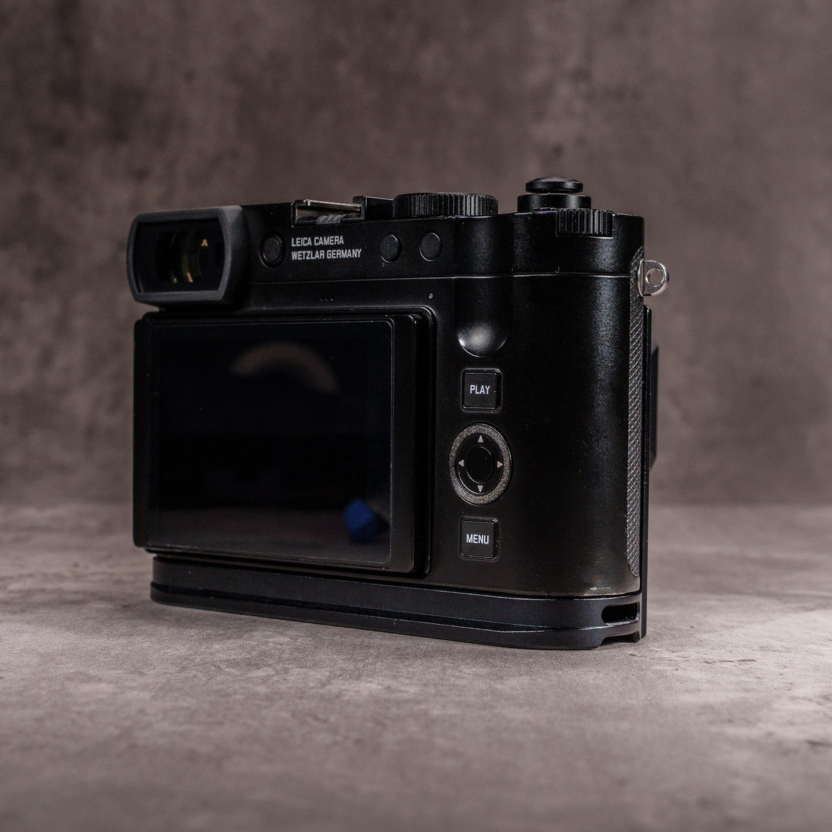 Owlkrown FlexGrip for Leica Q2 and Q3 in Black Chrome, in hand