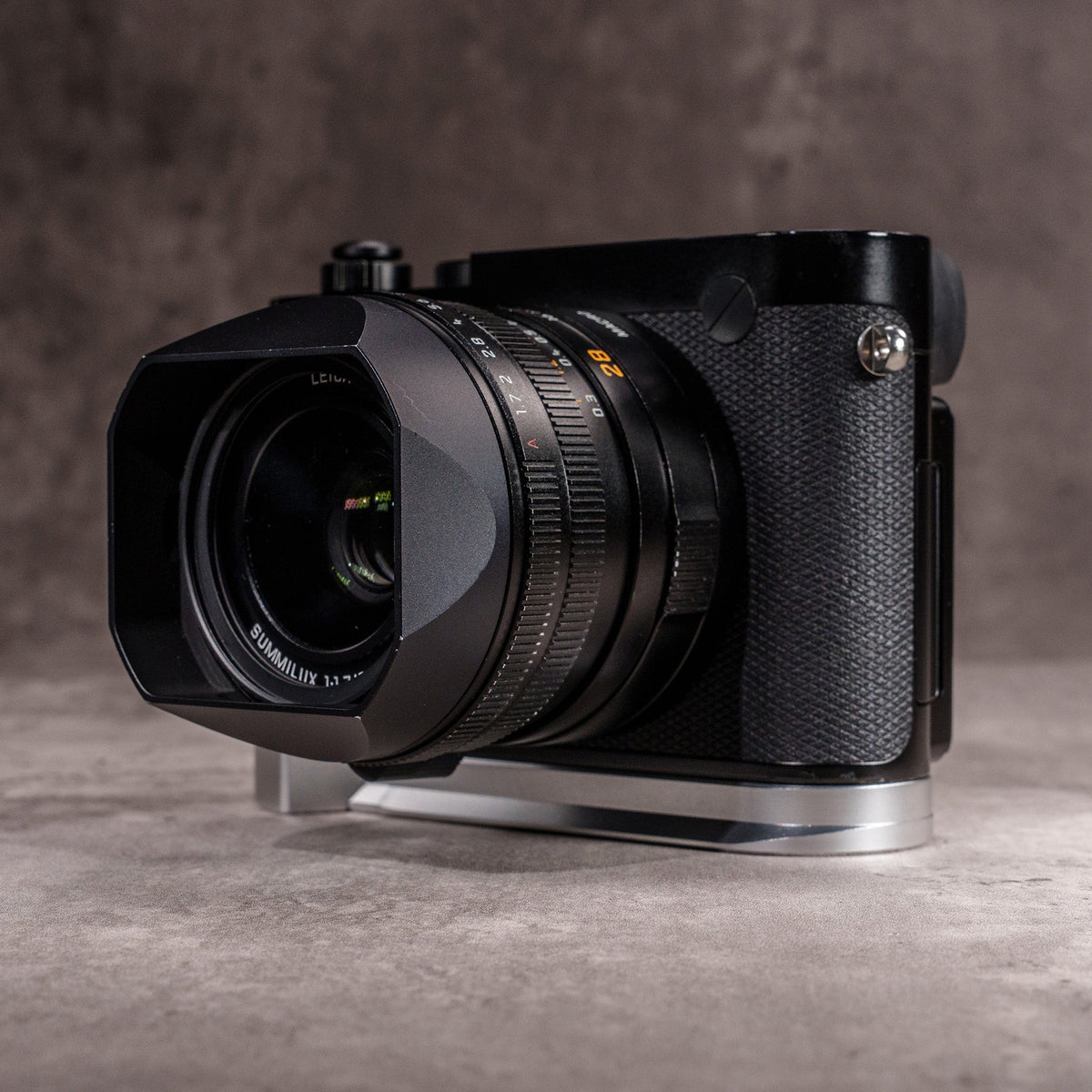 Owlkrown FlexGrip for Leica Q2 and Q3 in Silver Chrome, Arca profile base