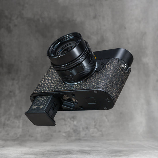 The battery coming out of a Leica in the Buffalo SlimCase without taking the case off