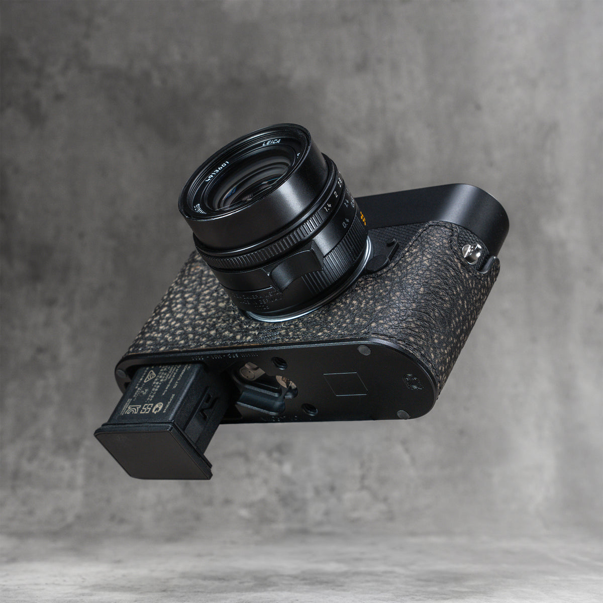 The battery coming out of a Leica in the Buffalo SlimCase without taking the case off