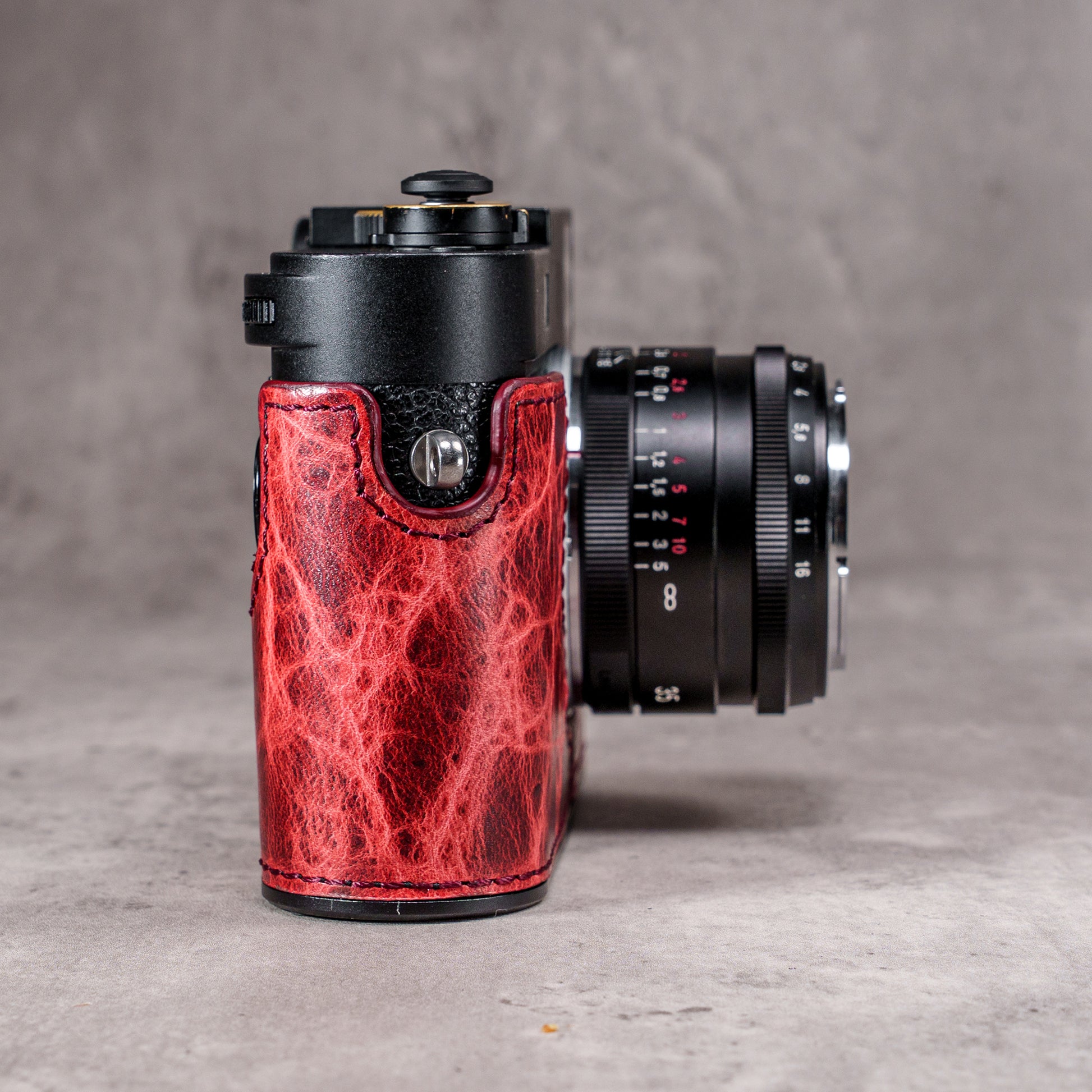 Side profile of the Hot Lava SlimCase on a Leica M11 with the lens beside it