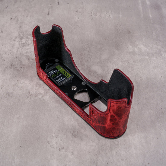 The Hot Lava SlimCase with a spare SD card in the base plate storage