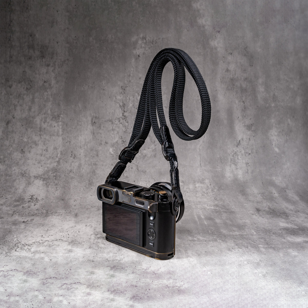 Travel Kit for Leica Q2 and Q3 in Black Patina, fitted to the camera