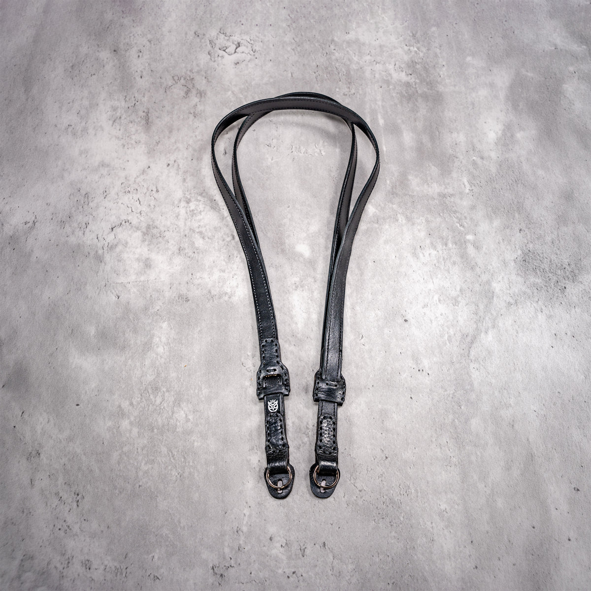 Trailflex Leather strap in Stealth laid out full length with split ring ends