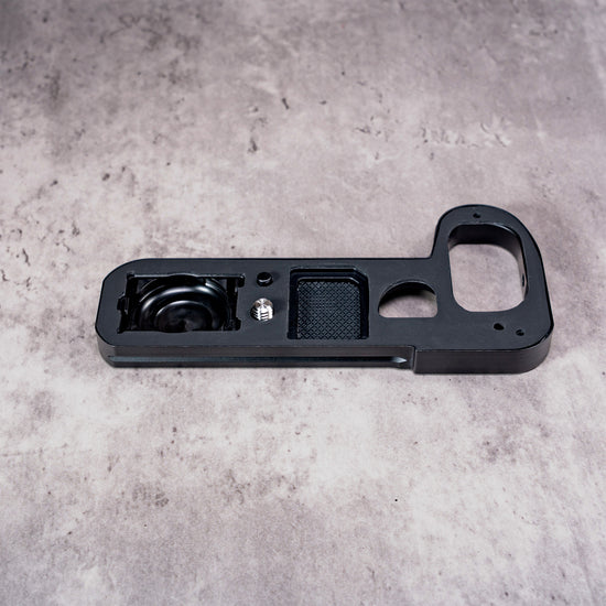 Owlkrown FlexPlate for Leica SL3 with the concealed AirTag compartment and internal card bay in view