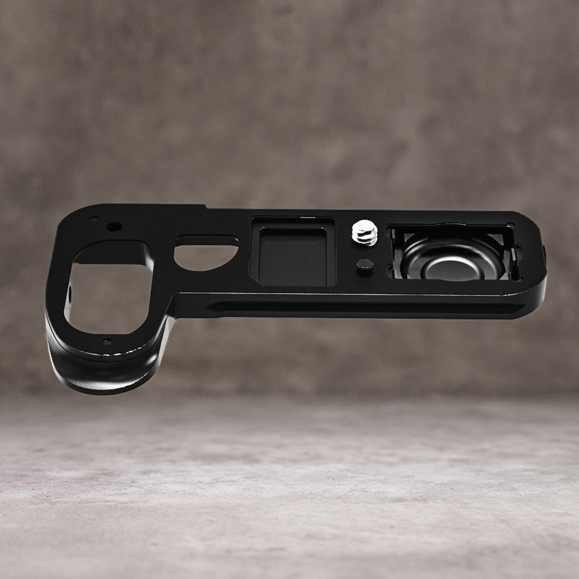 Owlkrown FlexPlate for Leica SL3 seen from above with the storage compartment open