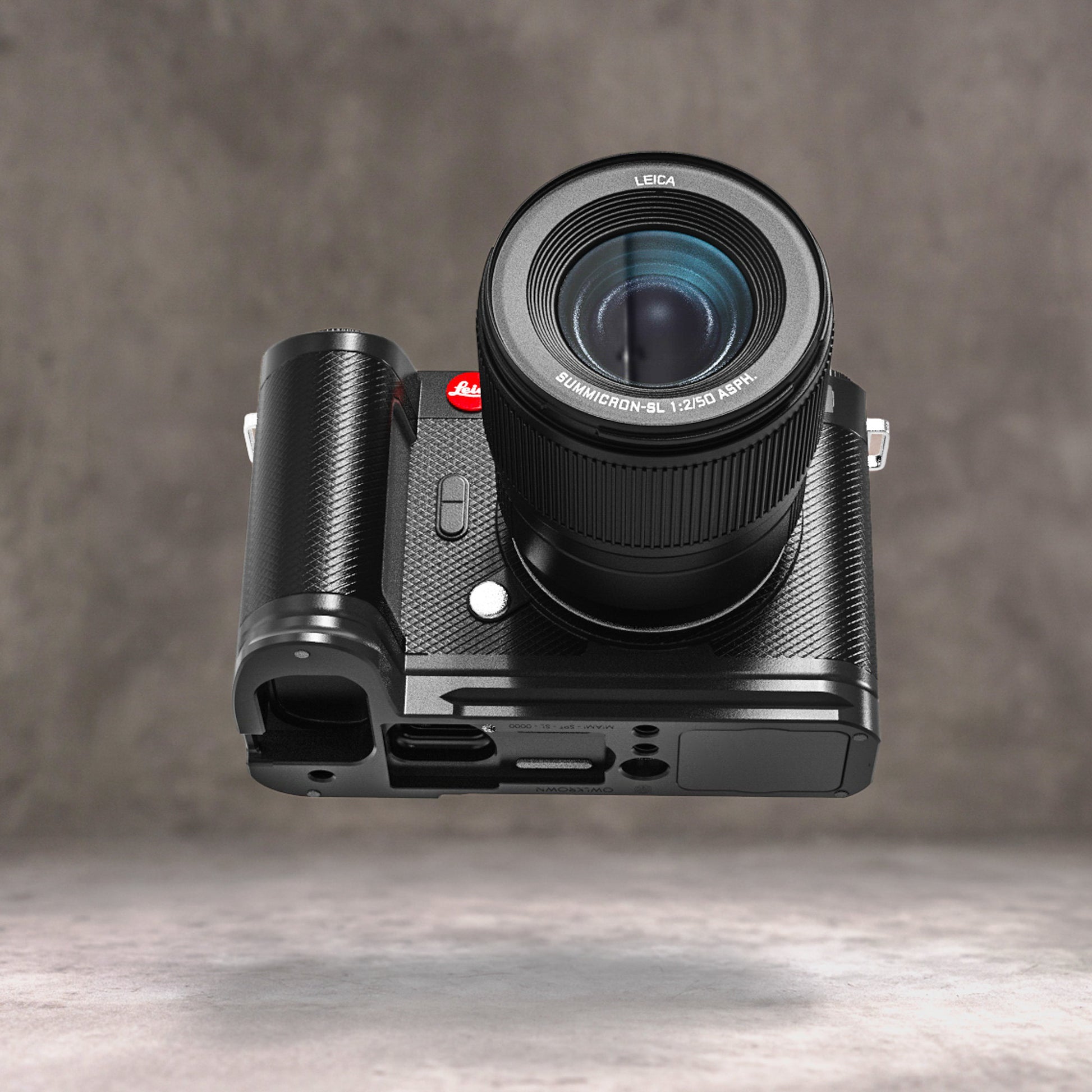 Leica SL3 with the Owlkrown FlexPlate, front view from above with the grip at the left