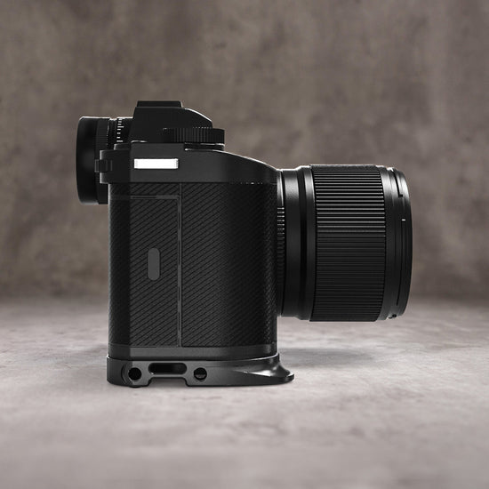 Leica SL3 side profile with the Owlkrown FlexPlate along the base of the camera