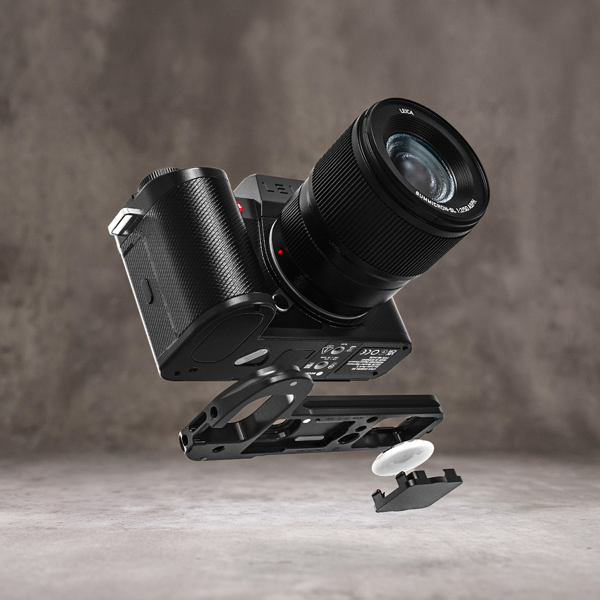 Exploded view of the Owlkrown FlexPlate separating from the Leica SL3 with its cover piece