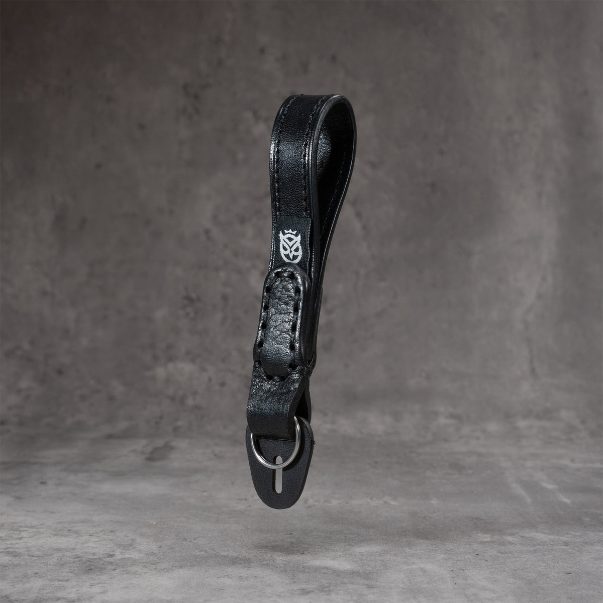 Leather Thumb Strap - Stealth, black full grain leather with split ring and lug cover