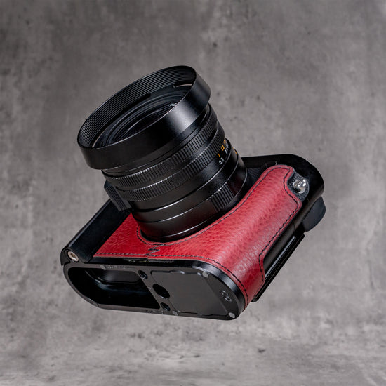 OxBlood FlexCase base plate from an angle, showing the Arca profile