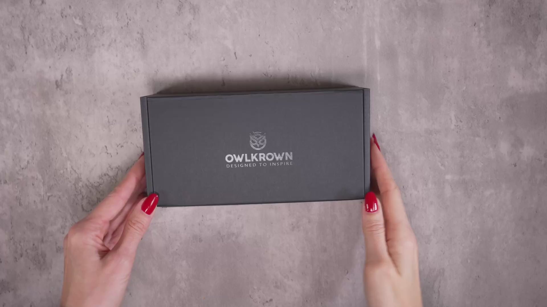 Unboxing and handling the Classic Flat Padded Rope camera strap, shown in the Outback finish