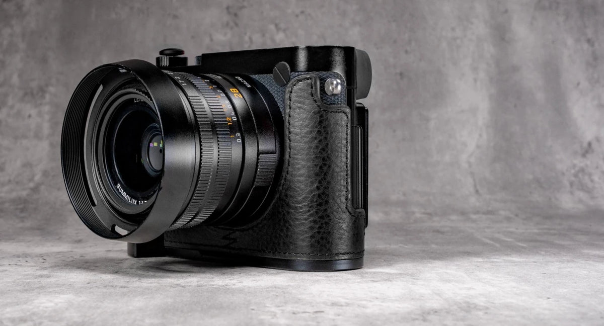 Q FlexCase in black, hero frame 1 desktop: the case and grip on the camera