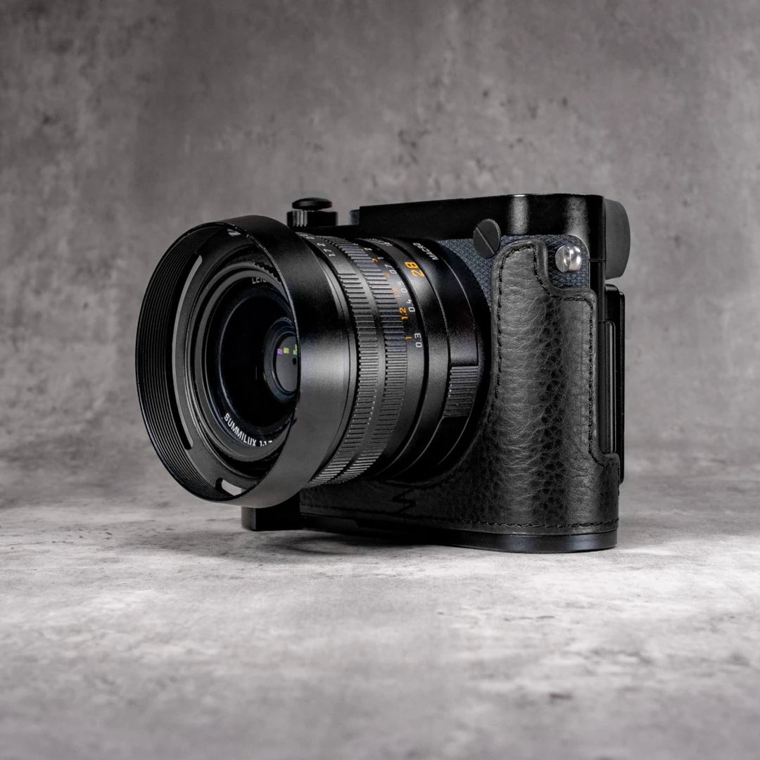 Q FlexCase in black, hero frame 1 mobile: the case and grip on the camera